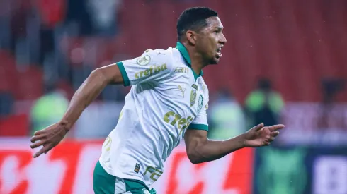 Rony comemora seu gol no empate entre Internacional e Palmeiras no Brasileirão. (Associated Press / Alamy Stock Photo)