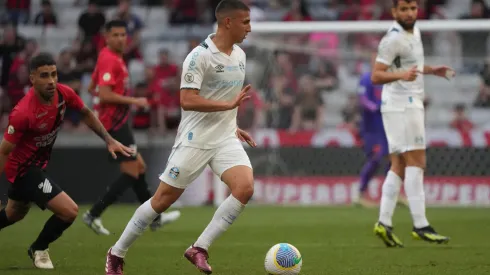 Monsalve carrega a bola durante o embate entre Athletico Paranaense e Grêmio, em partida do Brasileirão. (Foto Arena LTDA / Alamy Stock Photo)