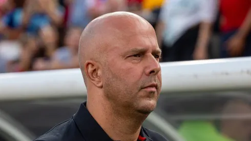 Liverpool: Arne Slot aprova e clube busca meia de destaque no futebol europeu.