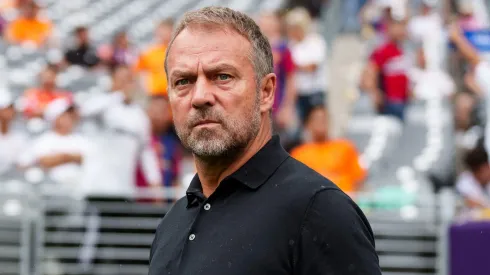 HANSI FLICK, TÉCNICO DO BARCELONA. FOTO: DIVULGAÇÃO/TWITTER/BARCELONA