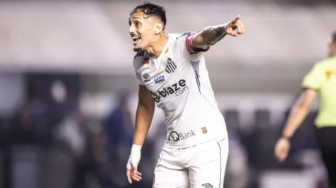 Diego Pituca orienta seus companheiros durante o confronto entre Santos e Sport, na Série B. (Sipa US / Alamy Stock Photo)