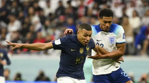 Mbappé e Bellingham em disputa de bola na Euro 2024