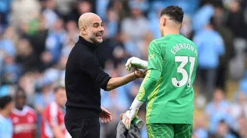 Guardiola e Ederson, técnico e goleiro do Manchester City. (Photo by Michael Regan/Getty Images)