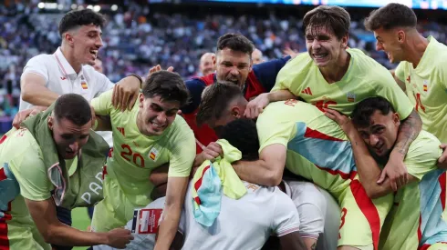 Comemoração de um dos gols da vitória espanhola na final do futebol masculino dos Jogos Olímpicos 2024, onde estavam envolvidos muitos representantes da La Masia. (Foto: Justin Setterfield/Getty Images)
