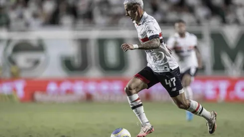 Ferreirinha arranca com a bola no duelo entre Goiás e São Paulo, na Copa do Brasil. (Associated Press / Alamy Stock Photo)