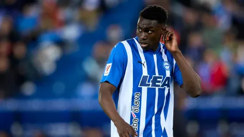 Samu Omorodion em partida pelo Alavés