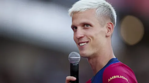 Dani Olmo é apresentado nesta segunda (12) (Photo by Eric Alonso/Getty Images)