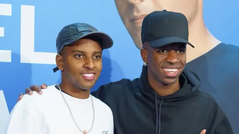 Rodrygo ao lado de Vini Jr em comemoração fora do Real Madrid