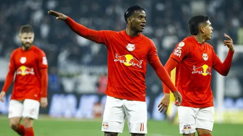 Helinho orienta seus companheiros no confronto entre Corinthians e RB Bragantino, válido pelo Brasileirão. (AGIF / Alamy Stock Photo)