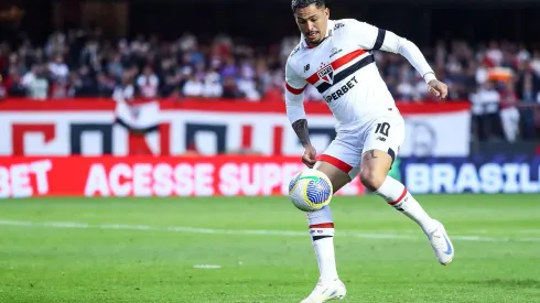 Luciano em ação durante o confronto entre São Paulo e Atlético-GO pelo Brasileirão, no dia 11 de agosto de 2024. (Associated Press / Alamy Stock Photo)