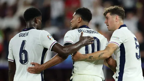 Marc Guehi, Jude Bellingham e John Stones, pela INGLATERRA (Photo by Alex Grimm/Getty Images)