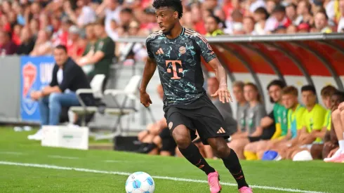 Kingsley Coman em ação durante o amistoso entre Tirol e Bayern de Munique, no dia 13 de agosto de 2024. (dpa picture alliance / Alamy Stock Photo)