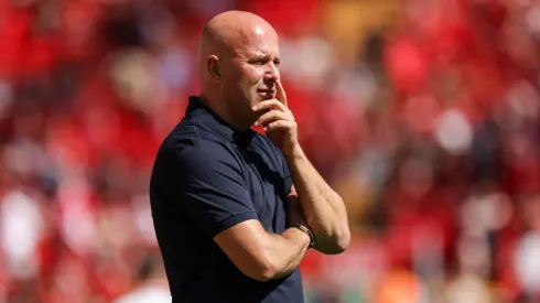 Arne Slot aguarda novidades no Liverpool (Foto: Barrington Coombs/Getty Images)