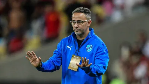 Técnico do Bolívar gesticula no Maracanã. Foto: Thiago Ribeiro/AGIF