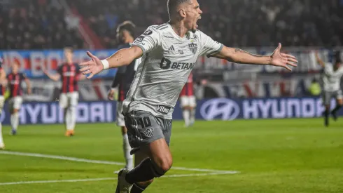 Paulinho comemora seu gol na partida entre San Lorenzo e Atlético-MG pela Libertadores, no dia 13 de agosto de 2024. (Foto Arena LTDA / Alamy Stock Photo)