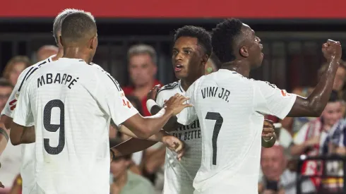 Mbappé com Rodrygo e Vini Jr em gol do Real Madrid. Foto: Rafa Babot/Getty Images