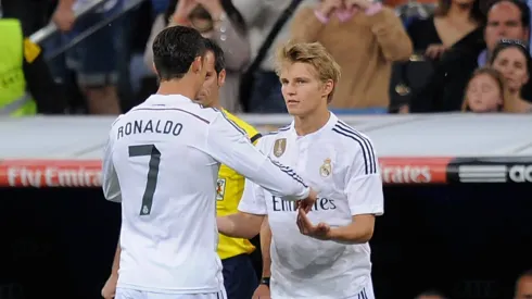 Odegaard do Real Madrid entra no lugar de Cristiano Ronaldo durante um jogo da La Liga. (Foto: Denis Doyle/Getty Images)
