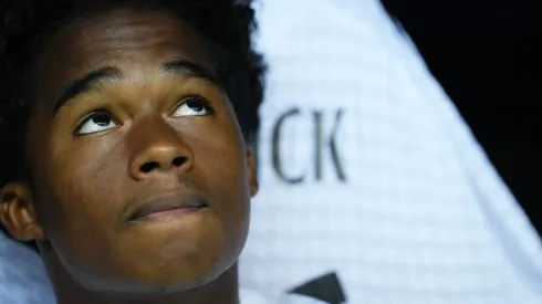 Endrick no banco de reservas do Real Madrid durante a Supercopa da UEFA.