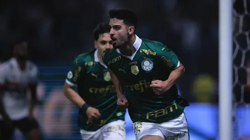Flaco Lopez comemora um de seus gols na vitória do Palmeiras contra o São Paulo pelo Brasileirão, no dia 18 de agosto de 2024.(Associated Press / Alamy Stock Photo)