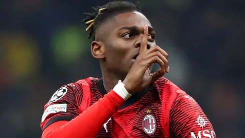 Rafael Leão toma decisão de última hora sobre transferência ao Barcelona (Photo by Marco Luzzani/Getty Images)