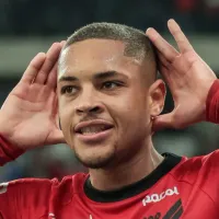 Rivaldo lamenta saída de Vitor Roque do Barcelona e prevê resposta ao clube: \'É um jogador...\'