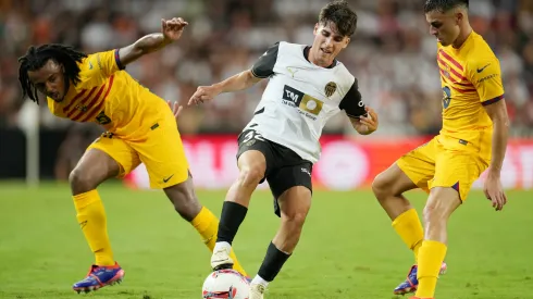 Barcelona se reestrutura em nova temporada com Hansi Flick no comando (Foto: Aitor Alcalde/Getty Images)