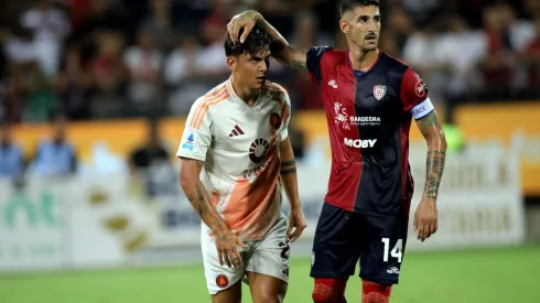Dybala, marcado por Deiola, do Cagliari, em estreia da Roma na Serie A (Foto: Enrico Locci/Getty Images)