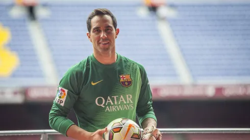 Claudio Bravo, ex-goleiro do Barcelona. (Foto: ALBERT SALAME/IMAGO/Newscom World)