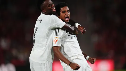 Rodrygo e Vini Jr comemoram gol do camisa 11 no duelo entre Mallorca e Real Madrid pela La Liga, no dia 18 de agosto de 2024. (Sipa US / Alamy Stock Photo)