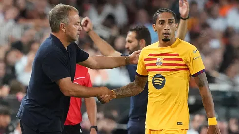 Hansi Flick e Raphinha pelo Barcelona