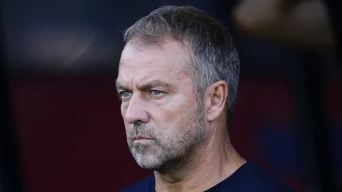 Hansi Flick descarta utilização e destaque é negociado com gigante do futebol europeu.