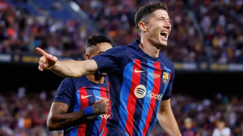 Lewandowski comemora após marcar um gol. Christian Bertrand / Alamy Stock Photo