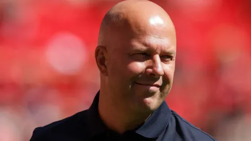 Arne Slot está prestes a ter reforço badalado no Liverpool (Photo by Barrington Coombs/Getty Images)