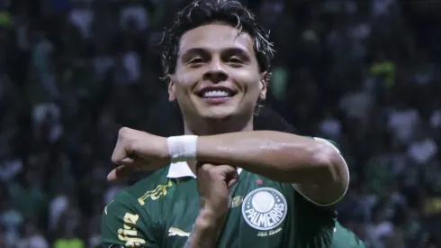 Adeus, Palmeiras? Clube europeu aceita pagar R$ 141 milhões para anunciar Richard Ríos. (Photo by Alexandre Schneider/Getty Images)