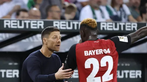 Xabi Alonso confirma saída de campeão pelo Bayer Leverkusen para time da Inglaterra.