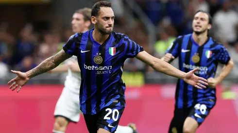 Calhanoglu jogou muita bola pela Inter de Milão contra o Lecce (Foto: Marco Luzzani/Getty Images)