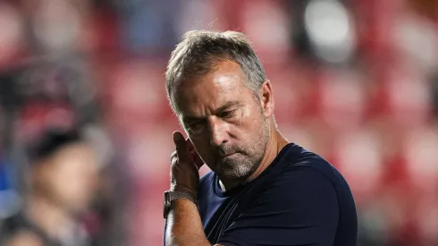 Craque do Barcelona tem lesão dramática e Hansi Flick desabafa: “No vestiário todos estão...”.