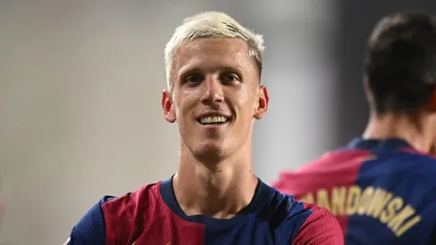 Dani Olmo em sua estreia celebra o segundo gol do Barcelona durante a partida da La Liga diante do Rayo Vallecano. (Foto: Denis Doyle/Getty Images)