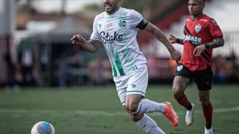 Alan Ruschel em ação durante o confronto entre Atlético-GO e Juventude pelo Brasileirão, no dia 24 de agosto de 2024. (Sipa US / Alamy Stock Photo)