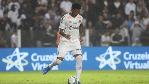 Gil em campo no confronto entre Santos e Amazonas na Série B, no dia 24 de agosto de 2024. (Associated Press / Alamy Stock Photo)