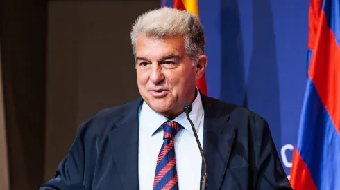 Joan Laporta ganha ajuda para cumprir promessa no Barcelona e atender desejo de Hansi Flick. (Foto: Imago)