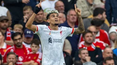 Luis Díaz, do Liverpool, comemora após marcar o segundo gol durante a partida da Premier League entre Manchester United FC e Liverpool FC em Old Trafford. (Foto: David Rawcliffe/Propaganda)