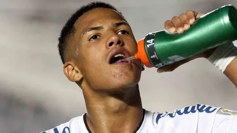SANTOS, BRAZIL – MAY 11: Ângelo Gabriel of Santos drinks water during a match between Santos and Boca Juniors as part of Group C of Copa CONMEBOL Libertadores 2021 at Vila Belmiro Stadium on May 11, 2021 in Santos, Brazil. (Photo by Guilherme Calvo-Pool/Getty Images)