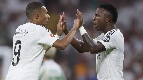 Kylian Mbappé e Vinícius Jr. comemoram após marcar o primeiro gol de sua equipe durante a partida da La Liga entre Real Madrid e Real Betis no Santiago Bernabéu. (Foto :Defodi)