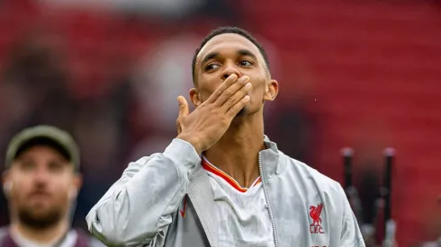 Trent Alexander-Arnold, do Liverpool, comemora após a partida da Premier League entre Manchester United e Liverpool em Old Trafford. (Foto: David Rawcliffe/Propaganda )