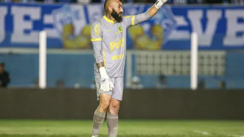 Alex Muralha em ação durante o confronto entre Paysandu e Mirassol, pela 23ª rodada da Série B, no dia 26 de agosto de 2024. (Sipa US / Alamy Stock Photo)