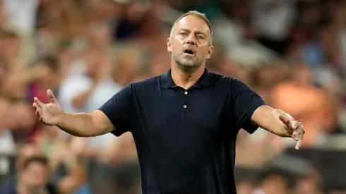 Flick tem novo problema confirmado no Barcelona (Foto: Aitor Alcalde/Getty Images)