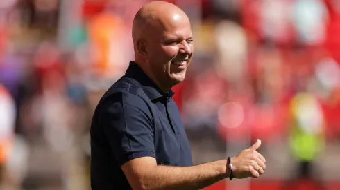 Treinador do Liverpool, Arne Slot, quer contratação de estrela do rival (Photo by Barrington Coombs/Getty Images)