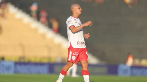 Cristiano lamenta chance perdida na partida entre Novorizontino e Vila Nova pela Série B, no dia 31 de agosto de 2024. (Sipa US / Alamy Stock Photo)