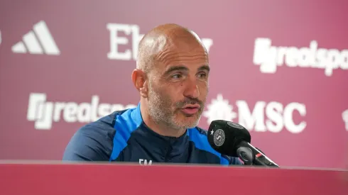 Técnico do Chelsea, Enzo Maresca recebe resposta sincera após críticas à estrela do time.